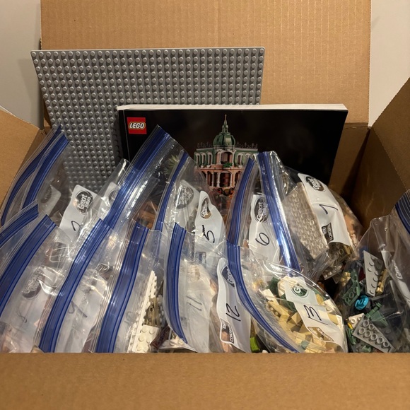 LEGO #10297 Boutique Hotel - Picture 9 of 11